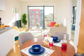 EXOTICSTAY Apartments - Ultra Luxe Top Floor Suite - City Centre Apartment With Cube View - Smart 4K TV With Ultrafast WiFi & Netflix